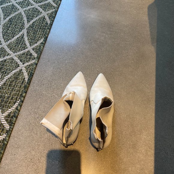 Steve Madden White Shorty Pointed Boots - Picture 5 of 6